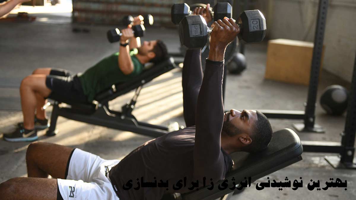 بهترین نوشیدنی انرژی زا برای بدنسازی- مرد روی صندلی بدنسازی در حال ورزش است