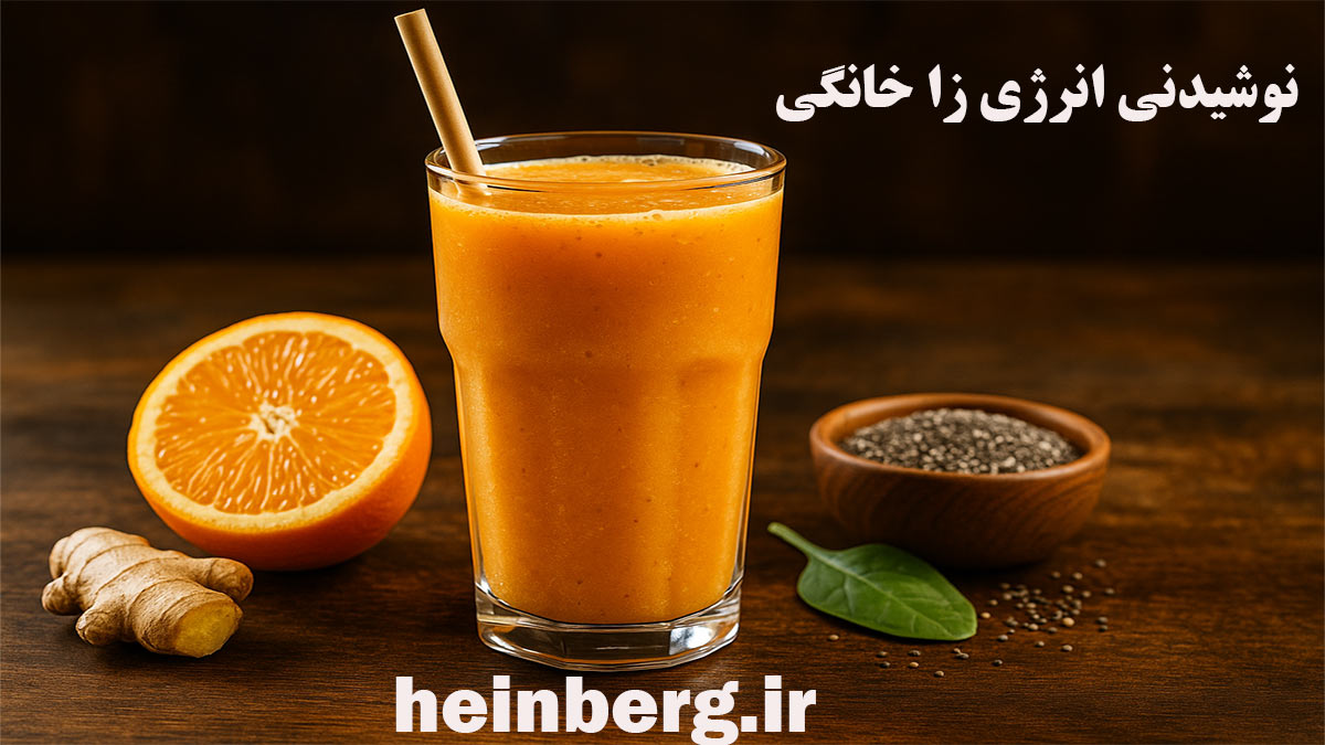 لیوان شیشه ای حاوی نوشیدنی انرژی زا خانگی، نصف لیمو، یک تکه دارچین و یک کاسه کوچک پر از دارچین کنار آن در پس‌زمینه‌ی چوبی با نورپردازی گرم و ملایم قرار دارد.